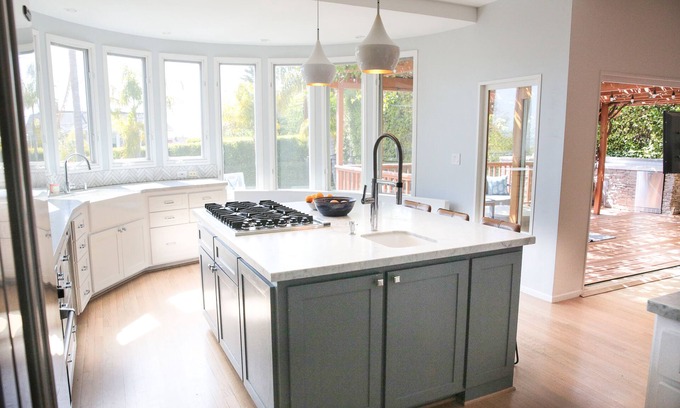 Pacific Palisades Casa | Large luxury home with heated pool. Near Palisades village, beaches and bluffs.