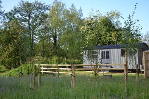 Belluton Chalet De Esquí | Large Luxury Shepherds Hut with Hot Tub nr Bath