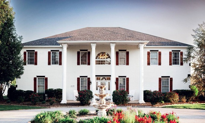 Highfill Casa | Large Mansion Style Retreat