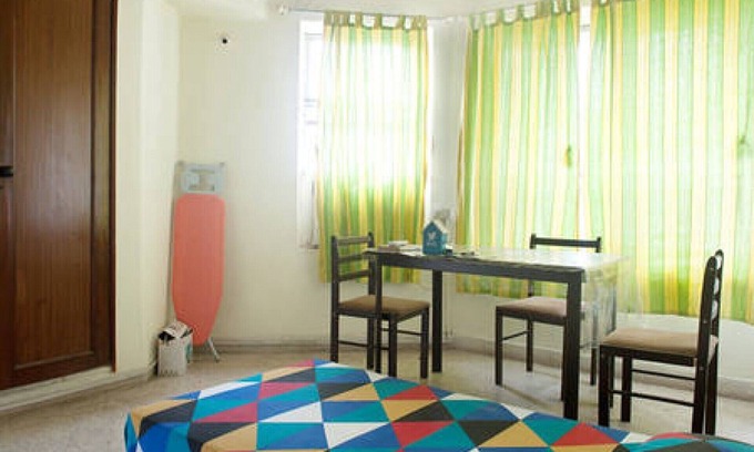 Andheri West Apartamento | Gran dormitorio principal con baño adjunto, cocina independiente, salón