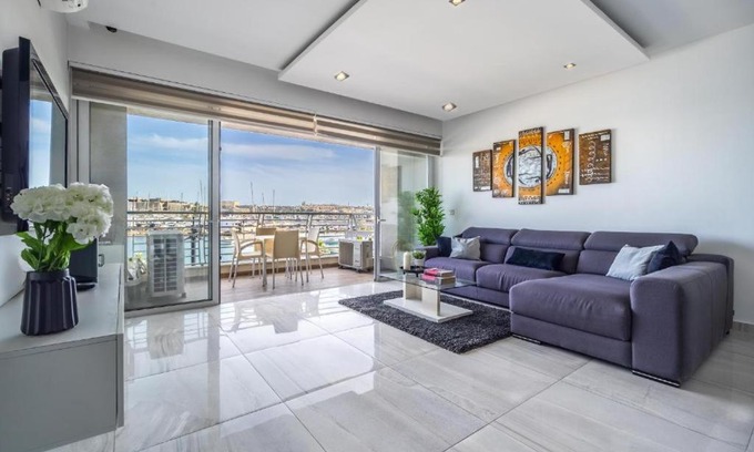 Gzira Apartamento | Large & Modern 3BR Seafront Apartment with Large Balcony - Close to Saint Julian's, Sliema, & Manoel Island