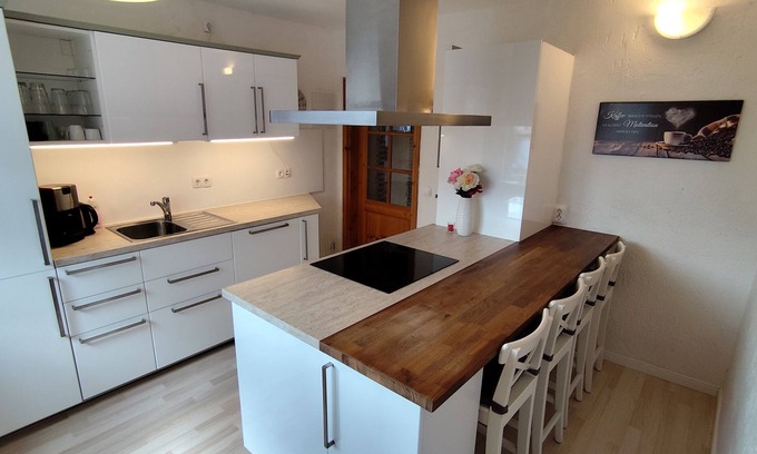 Arnsgereuth Apartamento | Large, modern furnished vacation apartment.