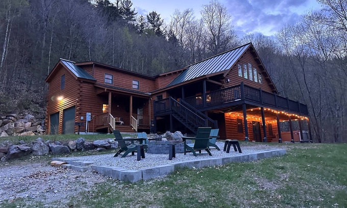 Sunday River Area Cabina | Large Mtn Cabin HotTub+GameRm Mins to Sunday River