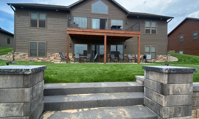 New Lisbon Casa | Large Multifamily Beach Front Lake Home Near WI Dells