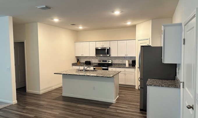 Hutto Casa | Large New Home 6BR 3 Full Bath Samsung close