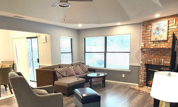 Fresno Casa | LARGE NEWER 3bd/2ba Home near shops/eats/Nat'l Parks