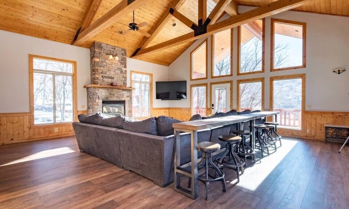 Eden Cabina | Large Nordic Valley Home w/ Private Hot Tub