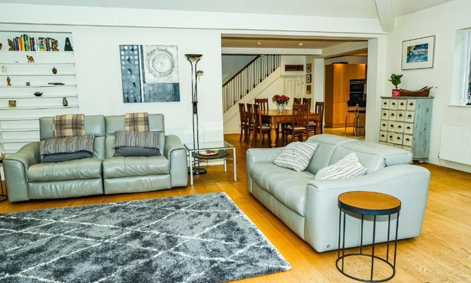 Charvil Villa | Large open plan villa with garden near the Thames