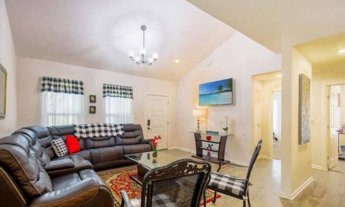 Harlandale Casa | Large Open Rooms in Spacious 4-BR 3-BA Oasis
