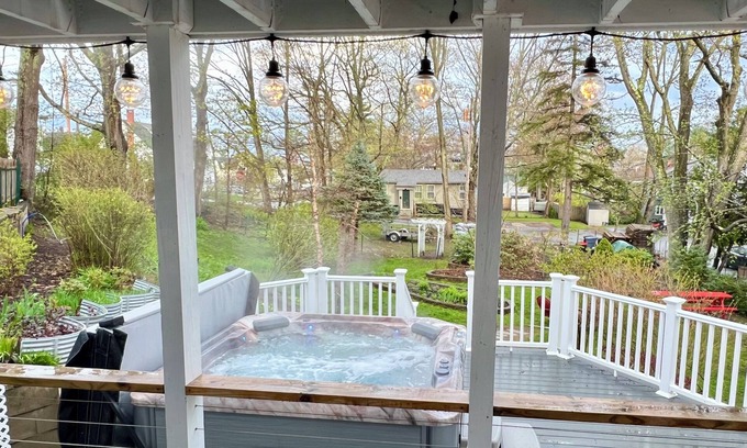 Ocean Park Apartamento | Large Outdoor Space with Saltwater Hot Tub, Fire Pit, Gardens, and Deck in OOB!