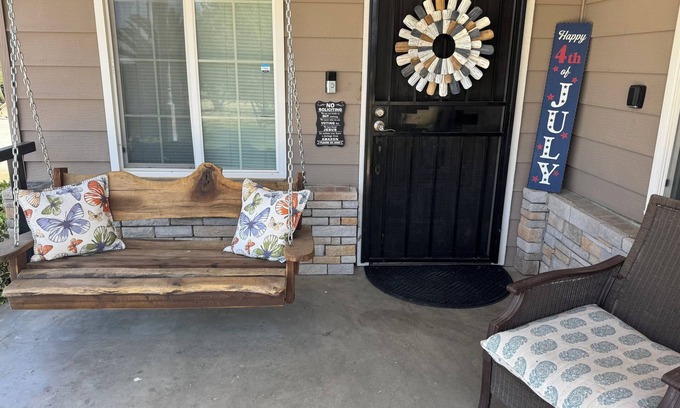 Hanford Casa | Large Parking/Country/Peaceful/ 3bedroom/ 2bathroom House Hanford with WiFi, AC.