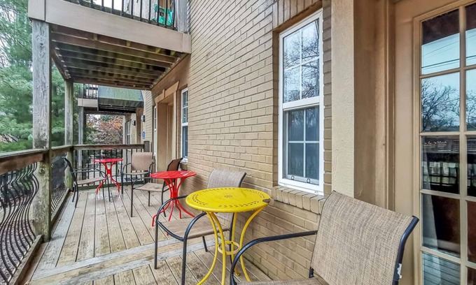 West Plaza Condominio | Listado caliente! Reformado, Plaza 2Bed / 2Bath! TARIFAS BAJAS DEL 19-24 DE MAYO!