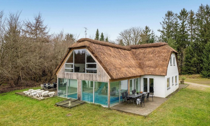 Brande Casa | Large pool house for 20 people, where hunting is allowed in the adjacent forest.