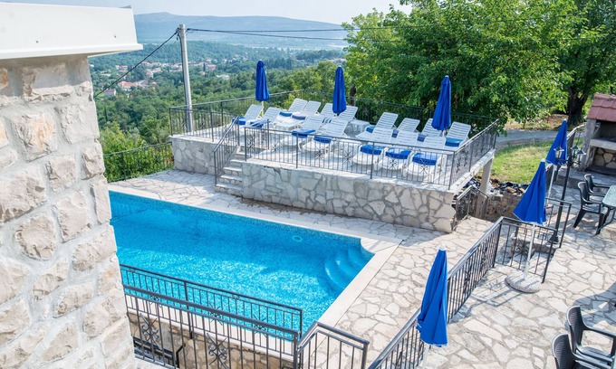 Mrcevac Apartamento | Gran piscina, terrazas, vistas al mar y a la montaña, mar 2 kms, ideal para familias