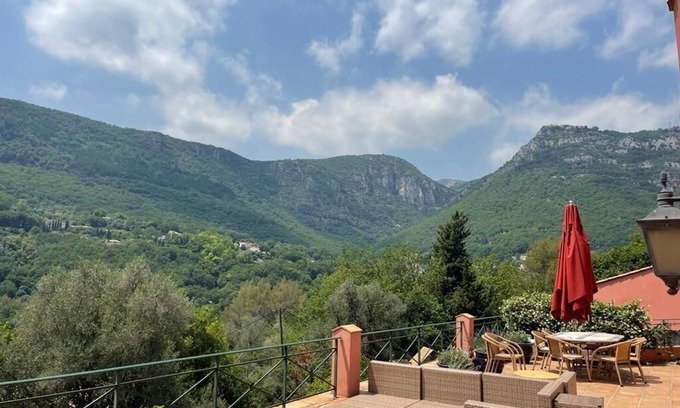 Tourrettes-sur-Loup Villa | Large Private Villa - Pool, Tennis, New Aircon, w/ 8 bedrooms