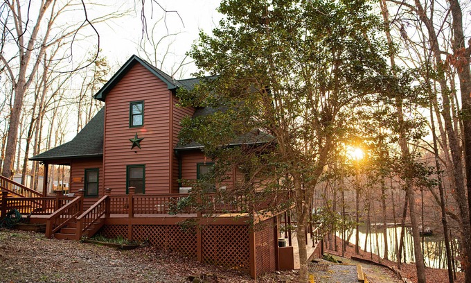 Reed Creek Casa | Large Private Lake Front home on level lot, kayaks, fire pit FREE firewood!!