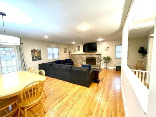 Gahanna Casa | Large Private Ranch - Master Bedroom Suite with King Bed and private Bathroom - Fenced Yard - Pets & Kids Welcome - Pool Table