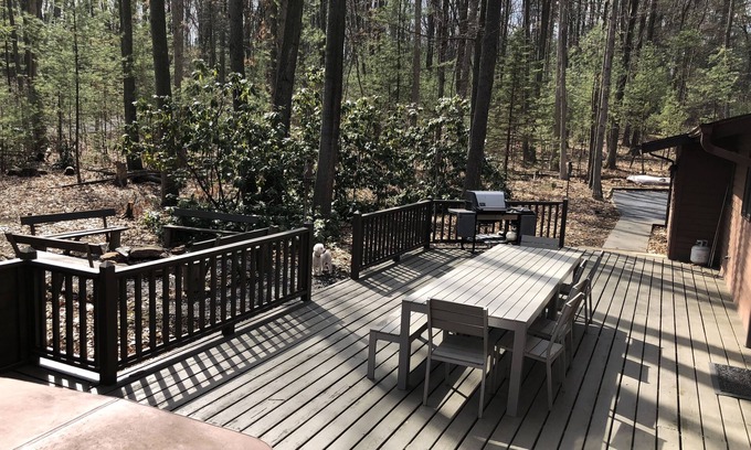 Park Forest Village Casa | Large, private retreat on 1.4 acres, close to PSU