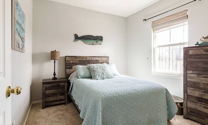 Aurora Condominio | Large Private Saddle Rock Condo with a 2 car Tandem Garage
