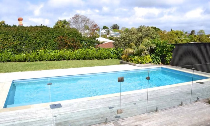 Mount Albert Casa | Large private secure home, spa, off st parking, aircon, 5 kms to city,