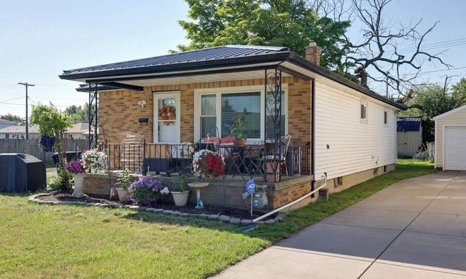 Tonawanda Casa | Large Private Yard: Home 14 Mi to Niagara Falls!