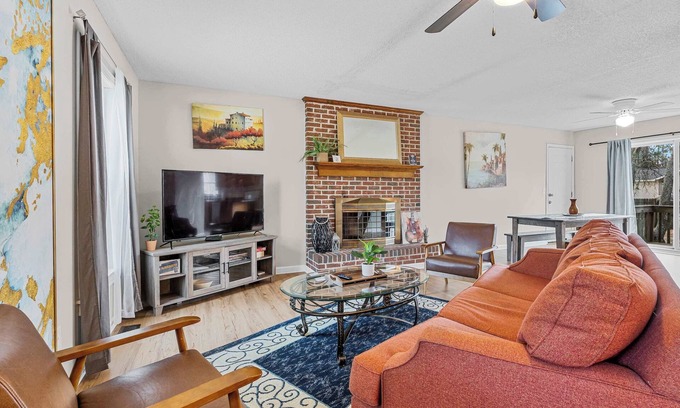 Woodfield Casa | Large Private Yard, Near USC! - The Garnet Goliath