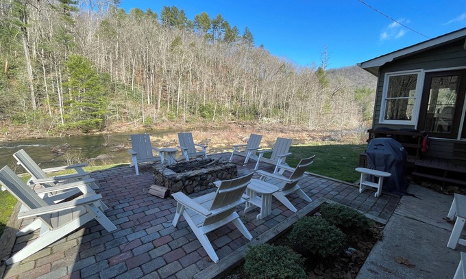 Robbinsville Casa | Large Recently Renovated Home on the Amazing Cheoah River: 8 miles to the Dragon