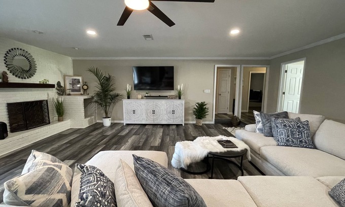 Southeast Pensacola Casa | Large Remodeled Central Located Minutes to the Beach & Downtown Free Big Parking