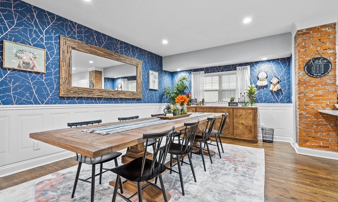 South Hyde Park Casa | Large Remodeled Midtown Beauty - Locust St. Estate - 2 kings/sleeps 8!