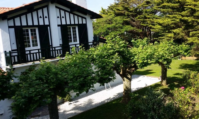 Bidart Villa | Amplia villa vasca renovada a 100 metros de la playa de Parlementia