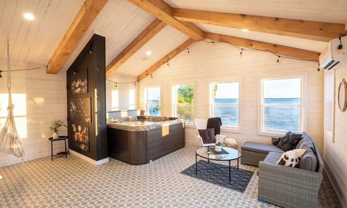 Chiasson Chalet De Esquí | Large renovated beachfront cottage