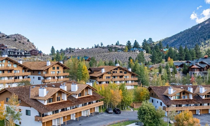 June Lake Condominio | Large, renovated Interlaken condo that accommodates 10!