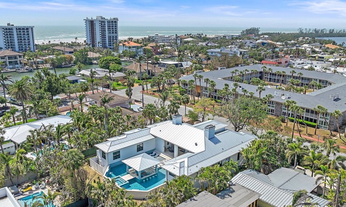 Saint Armands Key Casa | Large, Resort-Like Pool Home. Walk to Lido Beach and St. Armand's Circle.