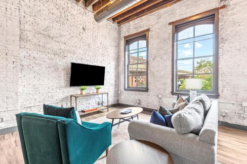 Downtown St. Louis Apartamento | Large Riverfront Loft - Walk to Arch & America's Center