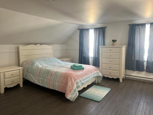 Rimouski-Neigette Casa | Large room in private home