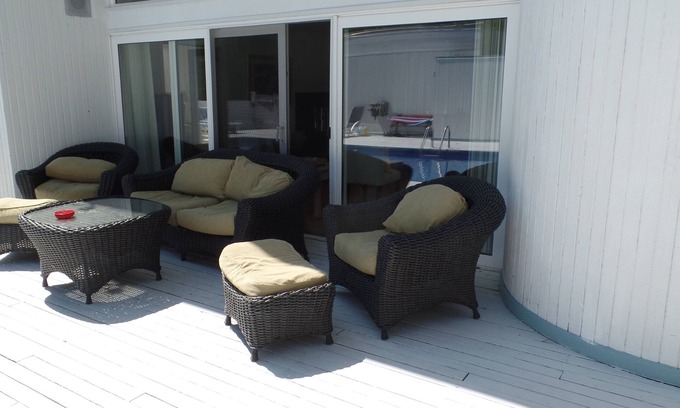 Noyack Cama Y Desayuno | Large Room w use of pool/tennis in Spacious home