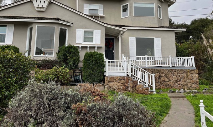 Westside Santa Cruz Casa | Large Santa Cruz Family Getaway-Children and Pet Friendly