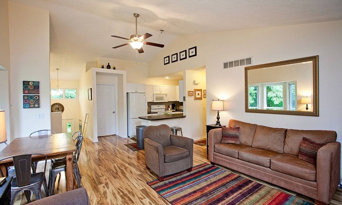 Saugatuck Condominio | Gran condominio Saugatuck, barranco arbolado, techos de catedral, SIN CUOTAS DE LIMPIEZA