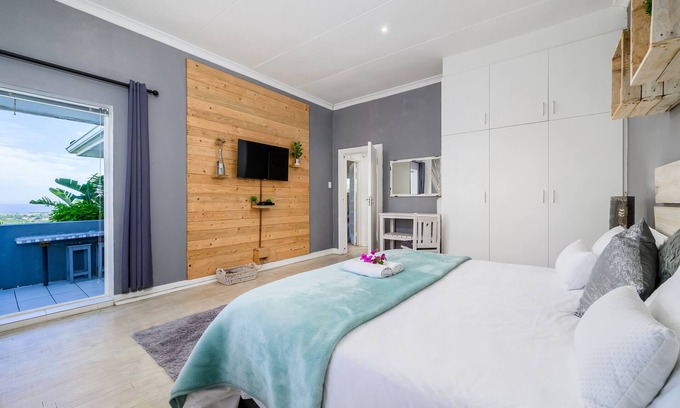 Port Elizabeth Apartamento | Large Sea-Facing Apartment wth breathtaking views, private balcony & kitchenette
