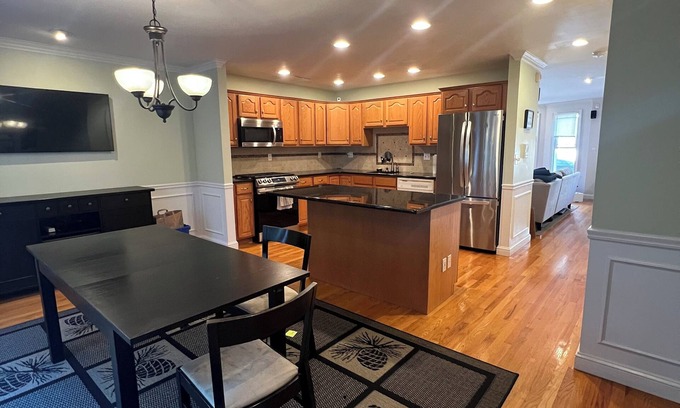 D Street - West Broadway Casa | Large Single Family Executive Retreat for Work & Family in the Heart of Boston.