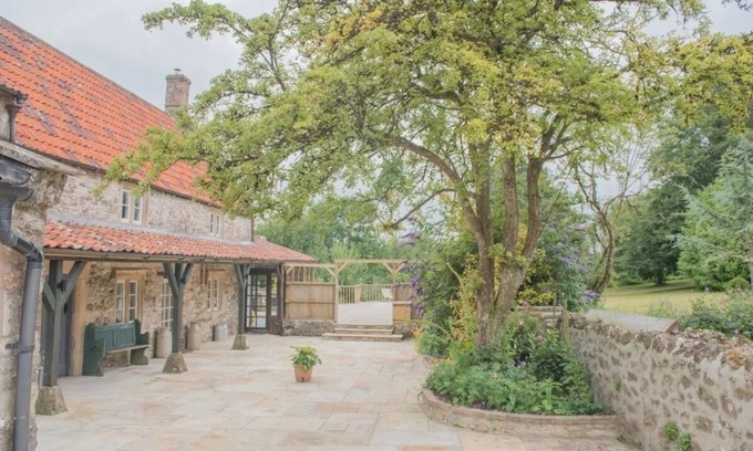 Binegar Otro | Large Somerset Farmhouse with hot tub, close to Bath and local attractions.