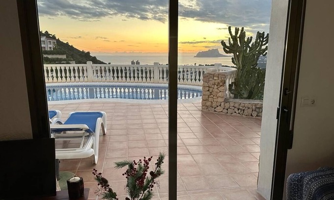 Arnella Villa | Villa privada de lujo espaciosa, Suntrap, vistas al mar y montaña, cerca de la playa