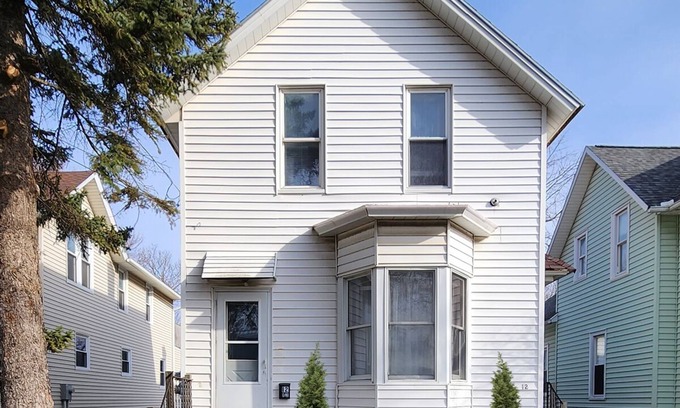 Manistee Apartamento | Large spacious room 5 minutes walk to historic downtown Manistee