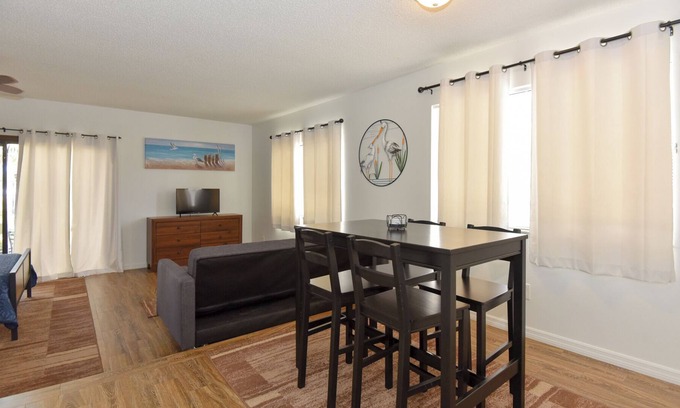 South Daytona Casa | Large Split Townhome w/ 2 kitchens! Perfect for couple's and blended families!