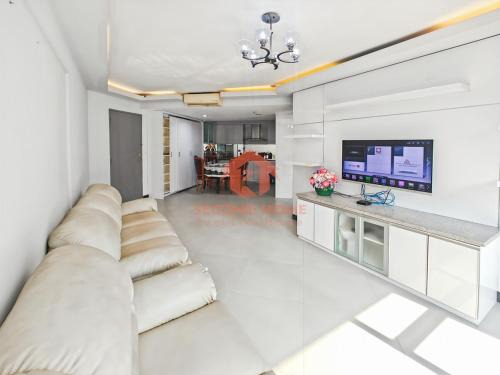 Karet Apartamento | Large & Strategic 3BR Taman Rasuna Apt Pool