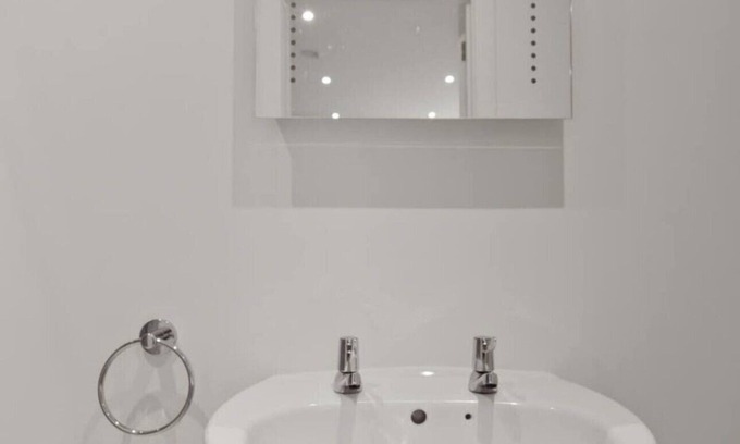 Maidstone Apartamento | Large studio flat in Maidstone. WiFi tv and work station. 2 mins walk to town!