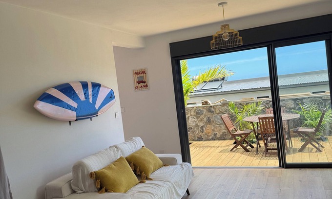 L'Etang-Sale Casa | Large studio in Etang-Salé, quiet location with sea view!