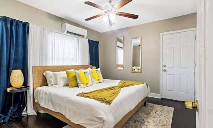 Historic Uptown Casa | Large Top Floor Lookout