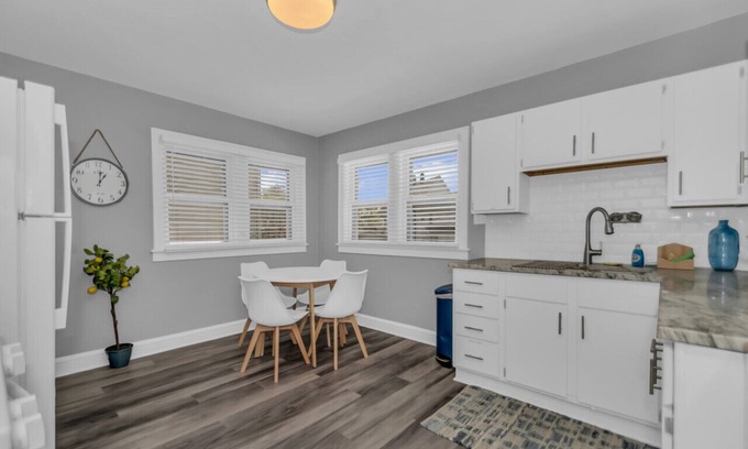 Bay View Casa | Large Triplex Building on Kinnickinnic Ave! Central Bay View- Milwaukee
