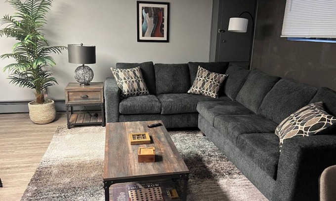 Waukesha Apartamento | Large two bedroom lower unit. Downtown Waukesha.